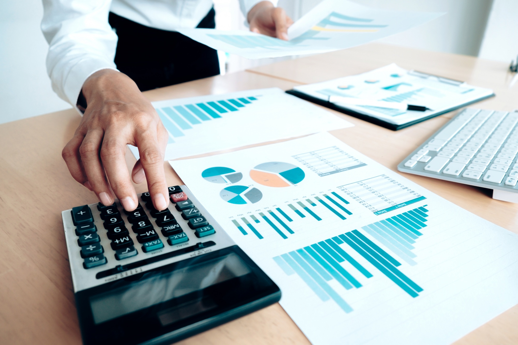 FInancijski prikaz računanja investicije uz kalkulator i grafičke analize za skladišno poslovanje.